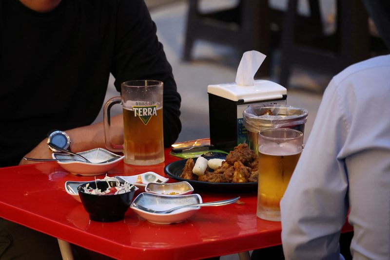 &copy; Reuters. Businessmen enjoy fried chicken and beer at a pub in Seoul, South Korea, April 25, 2022. REUTERS/Kim Hong-Ji