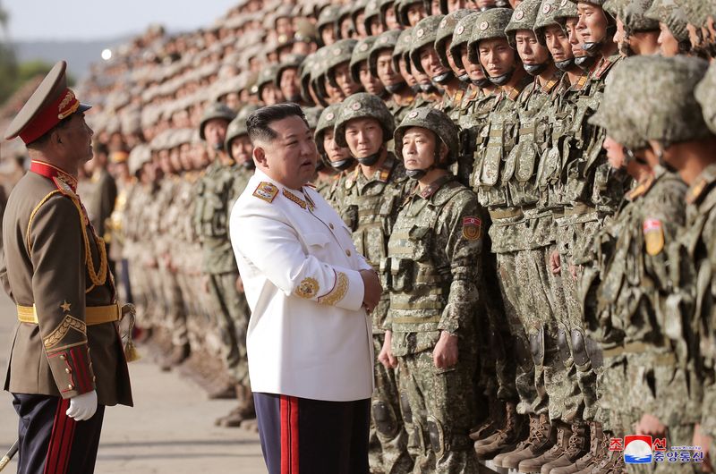 &copy; Reuters. 　北朝鮮の金正恩朝鮮労働党総書記は「敵を全滅させるためにあらゆる方法で」軍事力を強化するよう、同国軍に求めた。国営メディアが２９日伝えた。写真は２５日の軍事パレードに参加