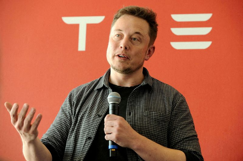 &copy; Reuters. IMAGEN DE ARCHIVO: El fundador y presidente ejecutivo de Tesla Motors, Elon Musk, habla durante una visita de medios por la Gigafábrica de Tesla, que producirá baterías para el fabricante de automóviles eléctricos, en Sparks, Nevada, EEUU. Julio 26 d