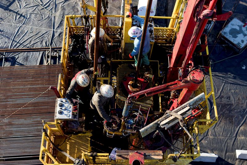 N. American oil companies scramble to find workers despite boom