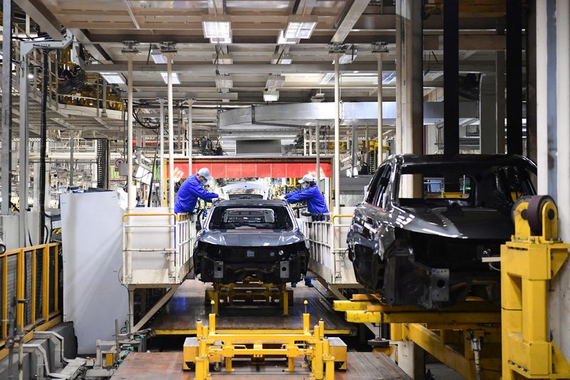 &copy; Reuters. FILE PHOTO: Employees of SAIC Motor work on the car production line at the automaker's Lingang base, which has resumed production amid the coronavirus disease (COVID-19) outbreak in Shanghai, China April 23, 2022. cnsphoto via REUTERS  