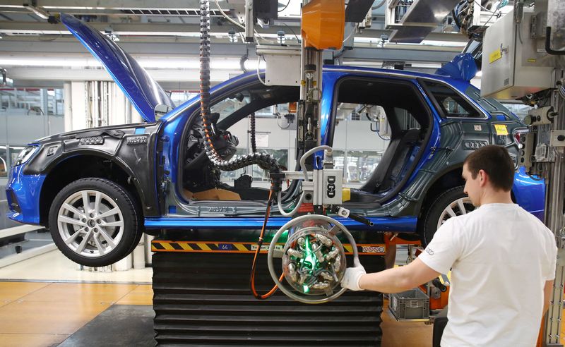 &copy; Reuters. FILE PHOTO: A worker assembles a new Audi at the production line of the German car manufacturer's plant in Ingolstadt, Germany, March 14, 2018. REUTERS/Michael Dalder