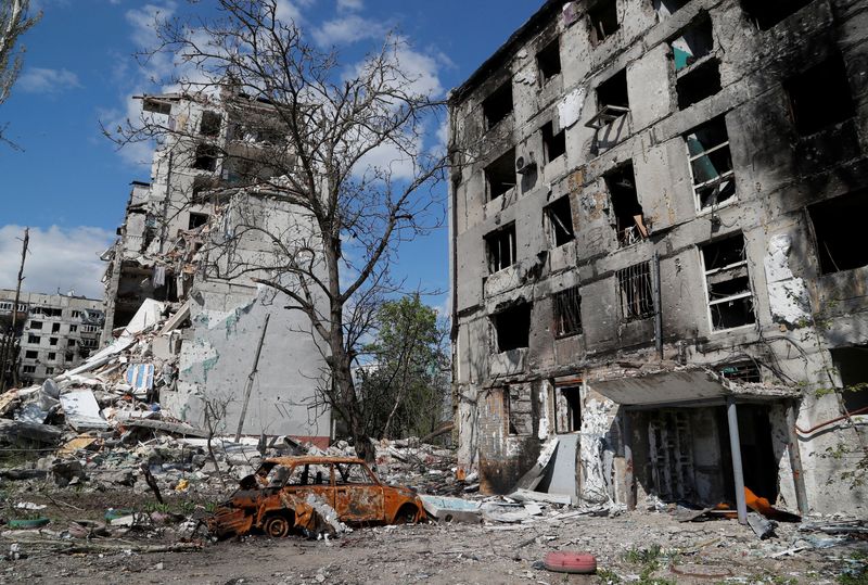 &copy; Reuters. Edificios de apartamentos fuertemente dañados durante el conflicto entre Ucrania y Rusia en la ciudad portuaria del sur de Mariúpol, Ucrania 28 de abril de 2022. Imagen tomada el 28 de abril de 2022. REUTERS/Alexander Ermochenko