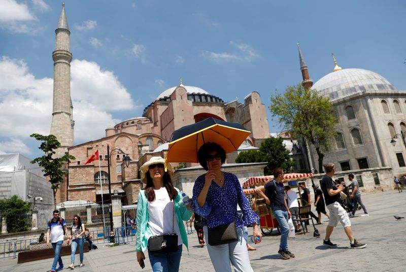 &copy; Reuters. سائحون يسيرون خارجين من معلم آيا صوفيا في إسطنبول بتركيا. صورة من أرشيف رويترز 
