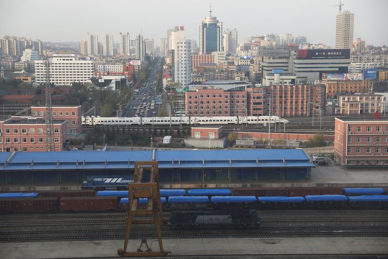 &copy; Reuters. 　聯合ニュースによると、北朝鮮と中国遼寧省の丹東市を結ぶ貨物列車の運行が中断した。丹東市では新型コロナウイルスの感染が拡大している。写真は丹東市の鉄道駅。２０２１年４月撮