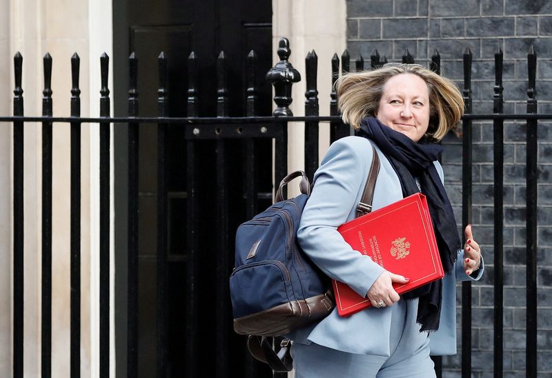 &copy; Reuters. وزيرة التجارة البريطانية آن ماري تريفيليان تسير خارجة من مقر رئاسة الوزراء البريطانية في داونينج ستريت بلندن يوم الثامن من مارس آذار 2022. تص