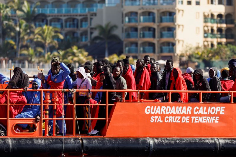 &copy; Reuters. مهاجرون ينتظرون النزول من سفينة تابعة لخفر السواحل الإسبانية في جزيرة غران كناريا بإسبانيا يوم 26 أبريل نيسان 2022. تصوير: بورخا سواريز ـ رويتر