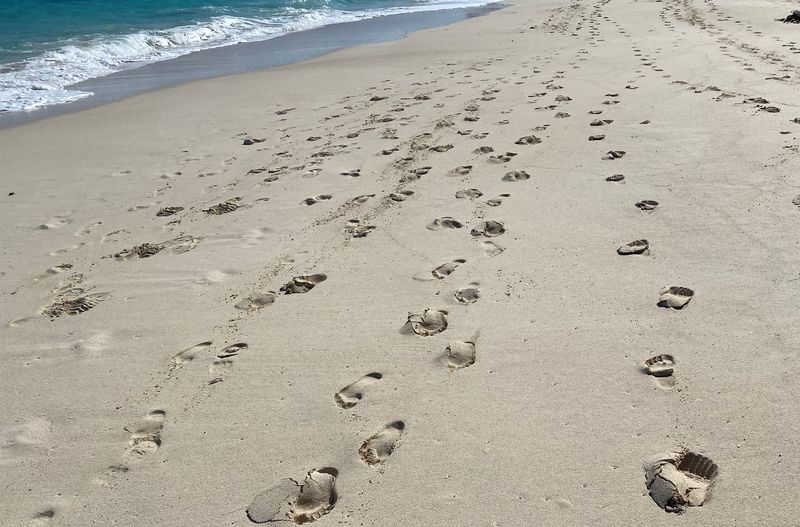 &copy; Reuters. FILE PHOTO: Footprints are seen on a beach in Nassau, Bahamas, March 26, 2022.  REUTERS/Toby Melville/File Photo