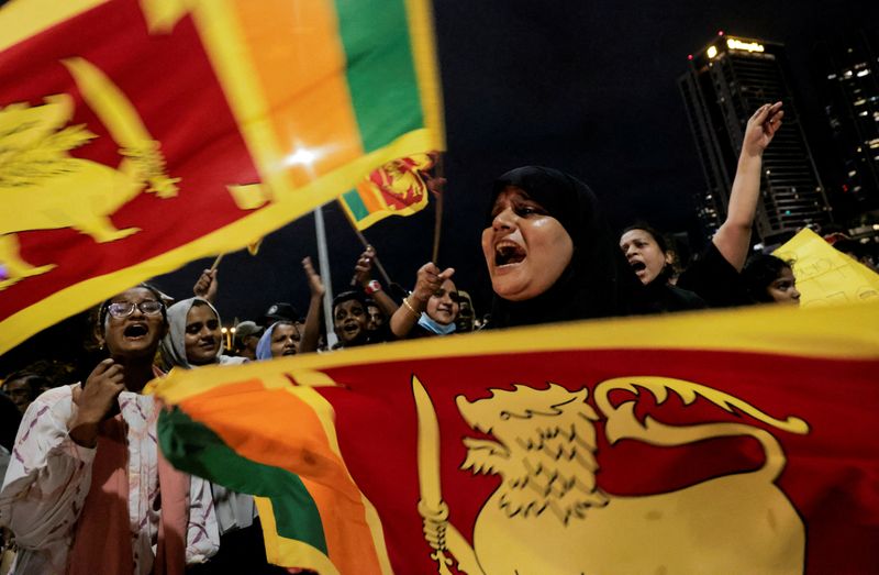 &copy; Reuters. FILE PHOTO: Protestors shout slogans against Sri Lankan President Gotabaya Rajapaksa near the Presidential Secretariat, amid the country's economic crisis in Colombo, Sri Lanka, April 11 2022. REUTERS/Dinuka Liyanawatte