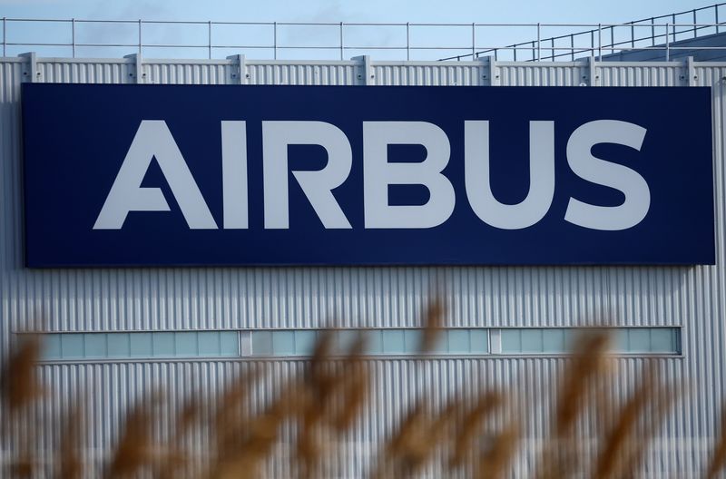 © Reuters. FILE PHOTO: The logo of Airbus is picuted at the Airbus facility in Montoir-de-Bretagne near Saint-Nazaire, France, March 4, 2022. REUTERS/Stephane Mahe/File Photo