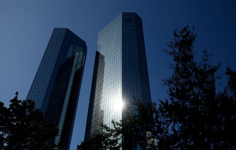 &copy; Reuters. منظر عام للمقر الرئيسي لبنك دويتشه الألماني في فرانكفورت في صورة من أرشيف رويترز.