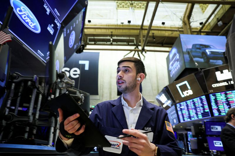 &copy; Reuters. Traders work on the floor of the New York Stock Exchange (NYSE) in New York City, U.S., April 28, 2022.  REUTERS/Brendan McDermid