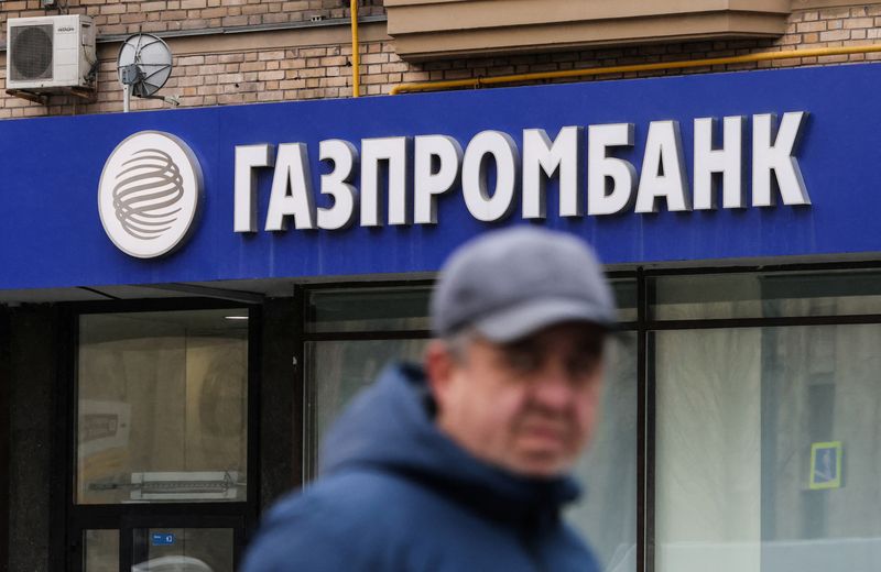 &copy; Reuters. FILE PHOTO: The logo of Gazprombank is seen at a branch office in Moscow, Russia March 31, 2022. REUTERS/Maxim Shemetov/File Photo