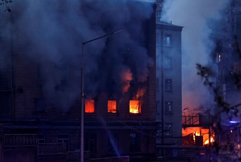 © Reuters. Fire burns in a building after a shelling, amid Russia's invasion of Ukraine, in Kyiv, Ukraine April 28, 2022. REUTERS/Zohra Bensemra