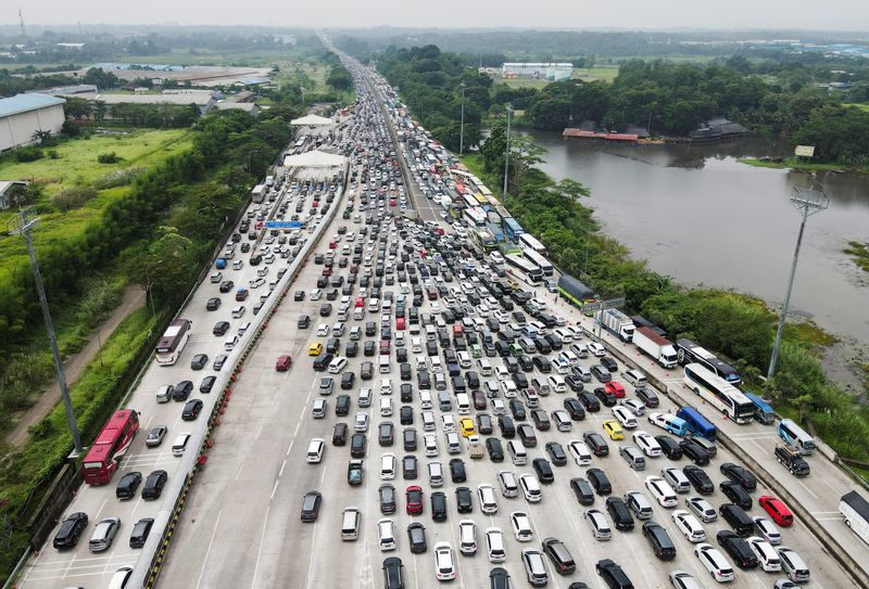 &copy; Reuters. ازدحام مروري عند كشك لتحصيل رسوم المرور على طريق سريع حيث يعود المسلمون الإندونيسيون إلى مسقط رأسهم للاحتفال بعيد الفطر في ضواحي جاكرتا، إن