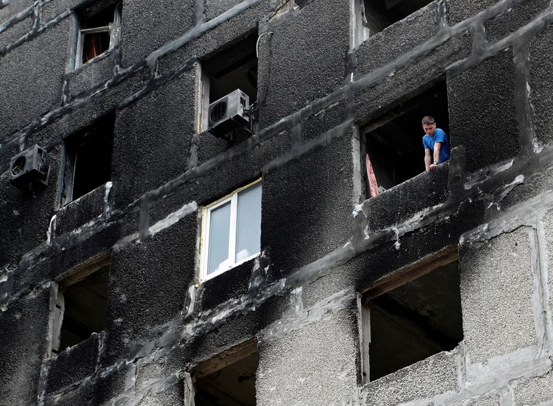 © Reuters. FOTO DE ARCHIVO: Un residente local fuera de un edificio de departamentos dañado durante el conflicto Ucrania-Rusia en la ciudad de Mariúpol, Ucrania, 28 de abril del 2022. Foto tomada el 28 de abril del 2022. REUTERS/Alexander Ermochenko