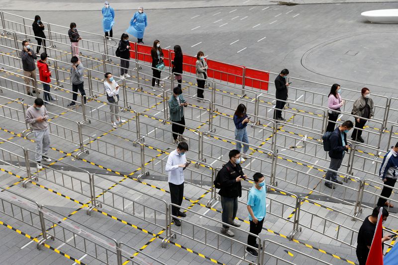 &copy; Reuters. Pessoas fazem fila para exame de detecção de Covid-19 em Pequim
29/04/2022 REUTERS/Carlos Garcia Rawlins