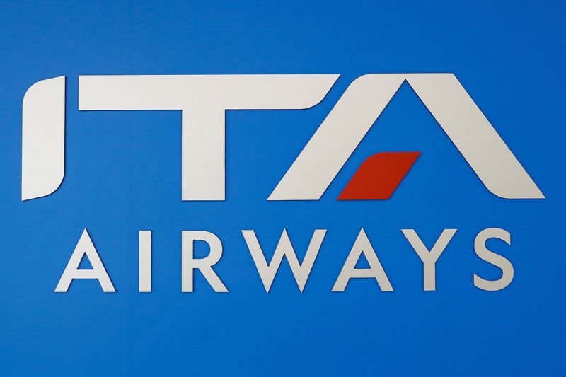 &copy; Reuters. Il logo ITA Airways presso l'aeroporto di Roma Fiumicino. REUTERS/Remo Casilli