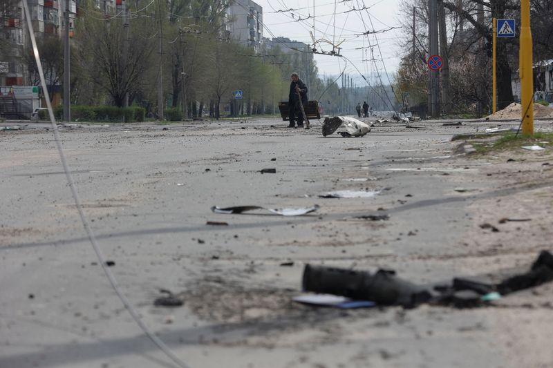 &copy; Reuters. A Sievierodonetsk, dans la région de Lougansk. Les autorités ukrainiennes ont reconnu vendredi subir de lourdes pertes dans le Donbass mais affirmé en infliger d'encore plus "colossales" à l'armée russe qui a fait de la prise de cette région de l'es