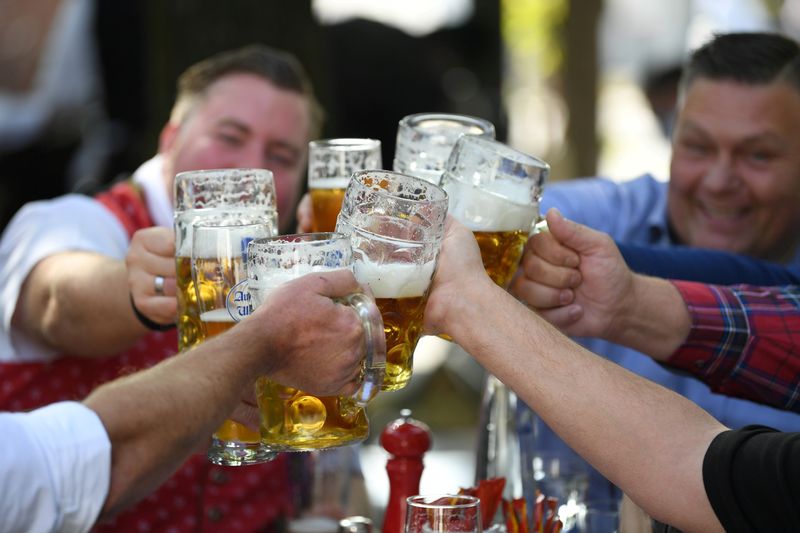© Reuters. Pessoas brindam com cerveja em Munique, na Alemanha
19/09/2020 REUTERS/Andreas Gebert