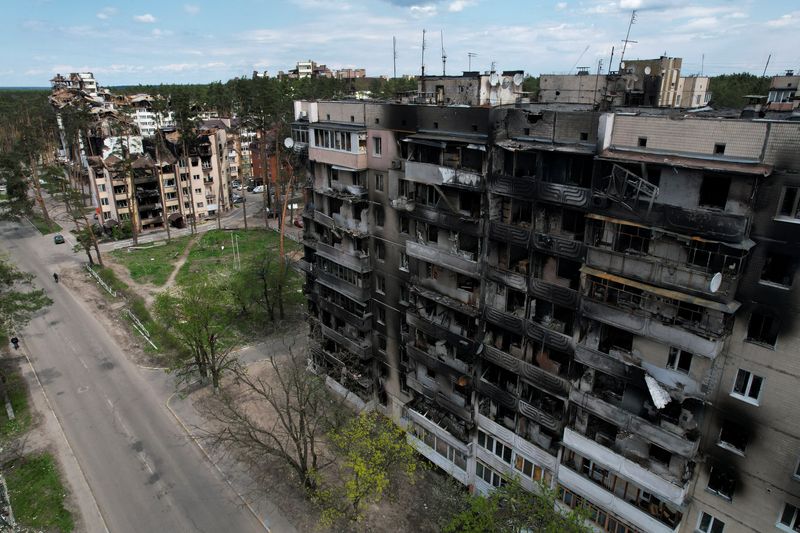 &copy; Reuters. منظر عام لمبان سكنية لحق بها ضرر جراء القصف الروسي لأوكرانيا خارج كييف يوم الجمعة. تصوير: فالنتين أوجيرينكو - رويترز.