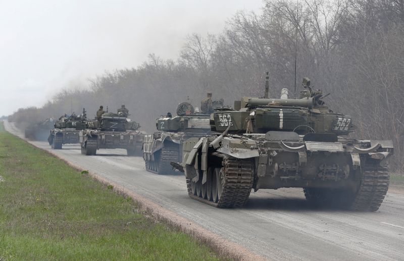 &copy; Reuters. Tanques de tropas pró-Rússia em rodovia perto de Mariupol
17/04/2022
REUTERS/Alexander Ermochenko