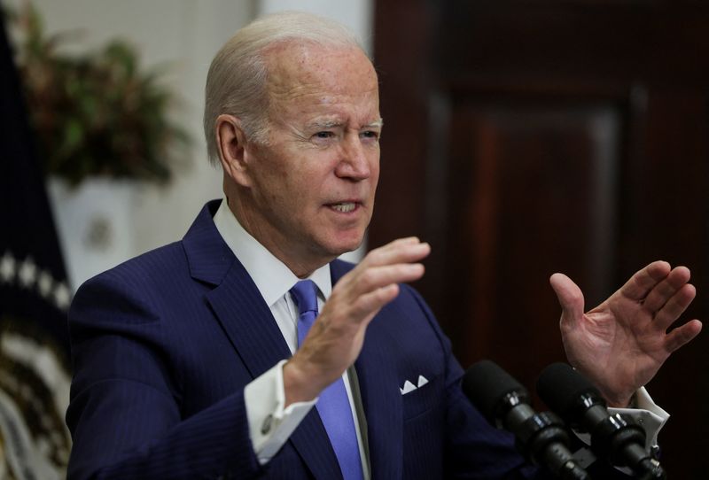 &copy; Reuters. FILE PHOTO: U.S. President Joe Biden announces additional military aid for Ukraine as well as fresh sanctions against Russia, during a speech in the Roosevelt Room at the White House in Washington, U.S., April 28, 2022. REUTERS/Evelyn Hockstein/File Photo