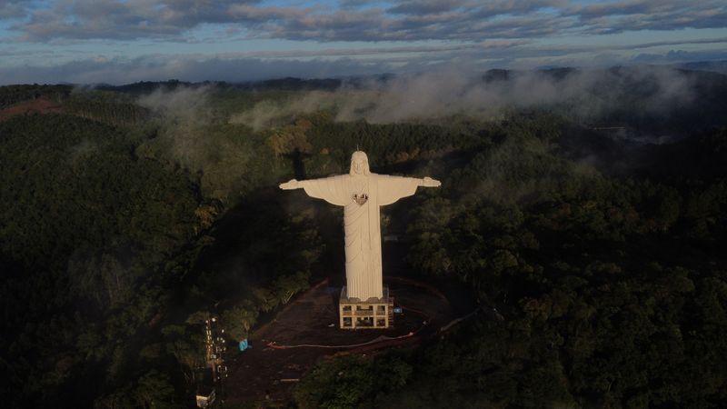 &copy; Reuters. التمثال الجديد المسمى "المسيح الحامي" في بلدة إنكانتادو الصغيرة بجنوب البرازيل في صورة يوم الجمعة. تصوير: دييجو فارا - رويترز. 