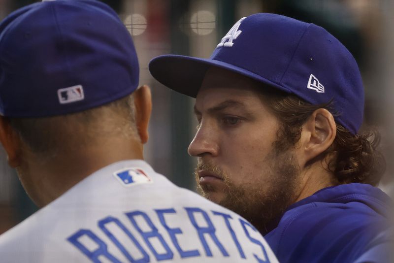 &copy; Reuters. FILE PHOTO: Jul 1, 2021; Washington, District of Columbia, USA; Los Angeles Dodgers starting pitcher Trevor Bauer (R) talks with Dodgers manager Dave Roberts (L) in the dugout against the Washington Nationals in the third inning at Nationals Park. Mandato
