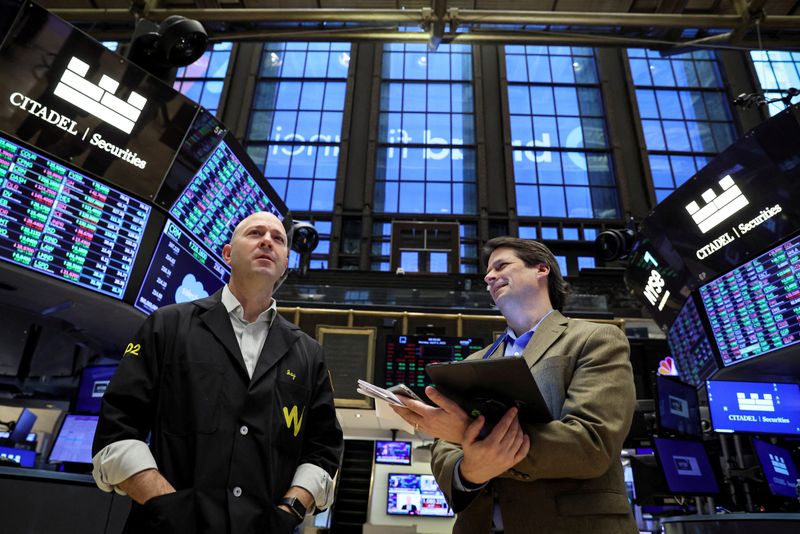 &copy; Reuters. Operadores trabalham no salão da Bolsa de Valores de Nova York, EUA
04/04/2022
REUTERS/Brendan McDermid/File Photo