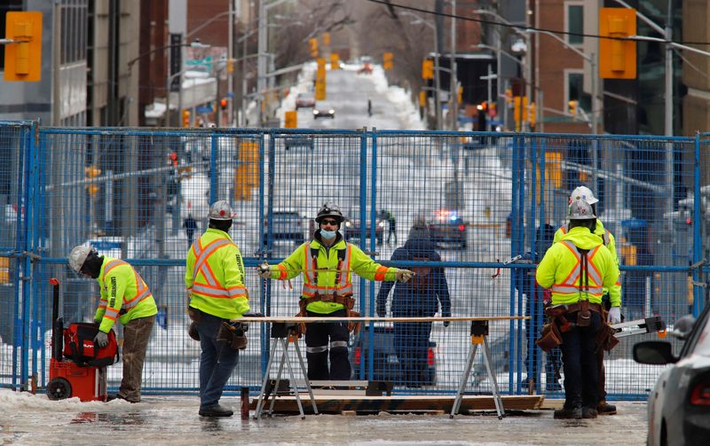 &copy; Reuters. FILE PHOTO: Workers reinforce a fence inside a protected zone around Parliament Hill after police ended three-weeks of occupation of the capital by protesters seeking to end coronavirus disease (COVID-19) vaccine mandates in Ottawa, Ontario, Canada, Febru