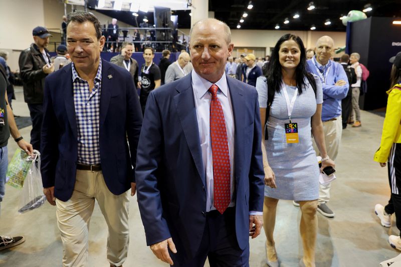 © Reuters. Gregory Abel, the CEO of Berkshire Hathaway Energy and who is designated to succeed Warren Buffett as Berkshire CEO, walks through the crowd at the first in-person annual meeting since 2019 of Berkshire Hathaway Inc in Omaha, Nebraska, U.S. April 29, 2022.  REUTERS/Scott Morgan