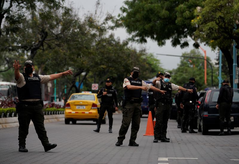 &copy; Reuters. IMAGEN DE ARCHIVO REFERENCIAL. Un grupo de policías en medio de un operativo de controles a vehículos en busca de armas en Guayaquil, Ecuador. Diciembre 14, 2021. REUTERS/Santiago Arcos