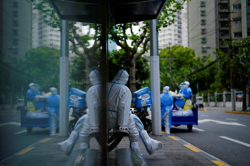 &copy; Reuters. A worker in a protective suit keeps watch at a bus station during lockdown, amid the coronavirus disease (COVID-19) pandemic, in Shanghai, China, April 30, 2022. REUTERS/Aly Song