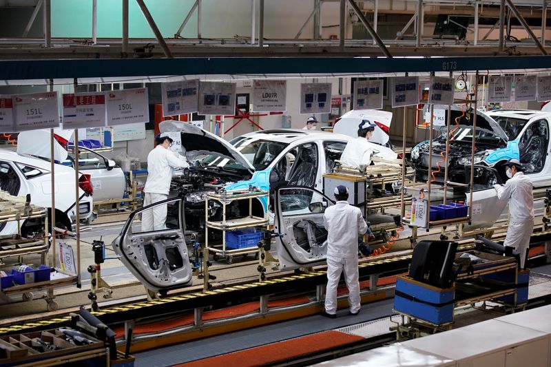 &copy; Reuters. عاملون على خط الإنتاج داخل أحد مصانع شركة هوندا للسيارات في مدينة ووهان الصينية في صورة من أرشيف رويترز