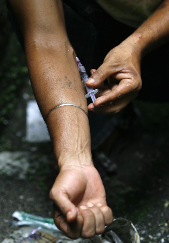 &copy; Reuters. متعاط للمخدرات يحقن نفسه بالهيروين في مدينة سيليجوري شرقي الهند. صورة من أرشيف رويترز 