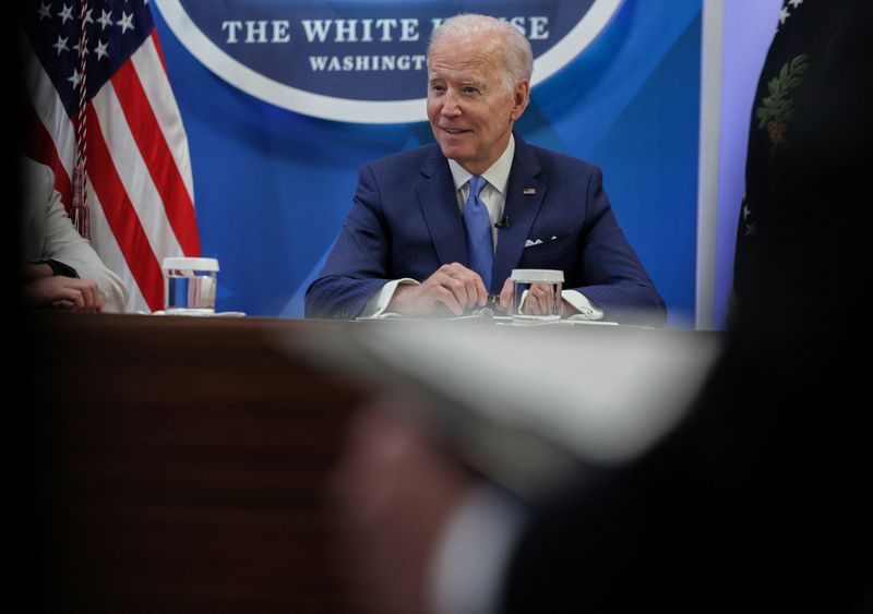&copy; Reuters. FILE PHOTO - U.S. President Joe Biden meets with small business owners to discuss the small businesses boom in the South Court Auditorium at the White House Complex in Washington, U.S., April 28, 2022. REUTERS/Evelyn Hockstein