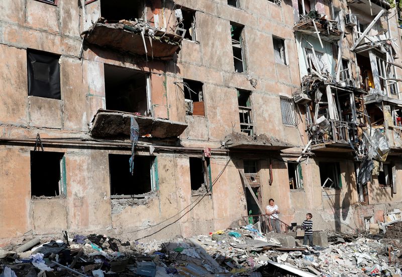 &copy; Reuters. أشخاص يتجمعون يوم الجمعة في فناء قرب مبنى سكني لحقته أضرار شديدة خلال الصراع الدائر في ماريوبول جنوبي أوكرانيا بين القوات الأوكرانية والرو