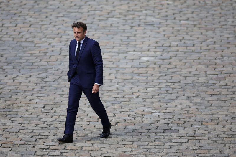 &copy; Reuters. الرئيس الفرنسي إيمانويل ماكرون يحضر مراسم تأبين الممثل الفرنسي ميشيل بوكيه في باريس يوم 27 أبريل نيسان 2022. تصوير: سارة مايسونيه - رويترز