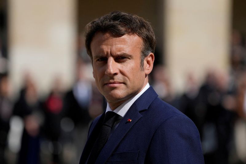 &copy; Reuters. الرئيس الفرنسي إيمانويل ماكرون يستعرض القوات خلال مراسم تأبين وطني للممثل الفرنسي الراحل مبسبل بوكيه في باريس يوم 27 من أبريل نيسان 2022. صورة 