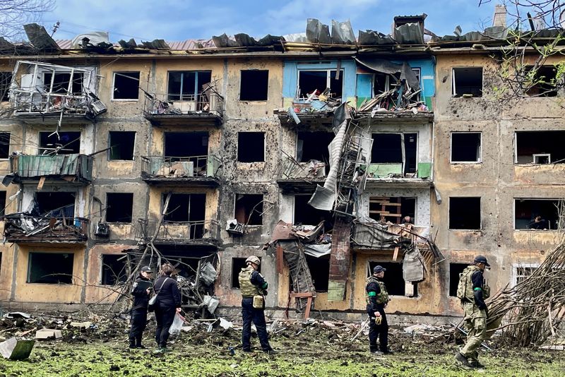 &copy; Reuters. Militares ucranianos inspeccionan el sitio de un ataque con misiles frente a un edificio residencial dañado, en medio de la invasión de Rusia, en Dobropillia, en la región de Donetsk, Ucrania, el 30 de abril de 2022. REUTERS/Jorge Silva