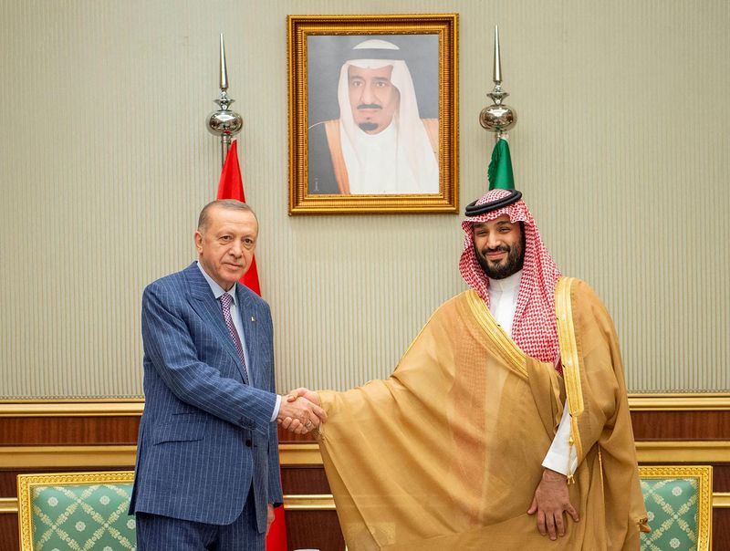 © Reuters. ولي العهد السعودي الأمير محمد بن سلمان يلتقي الرئيس التركي رجب طيب أردوغان لدى وصوله إلى جدة يوم 28 أبريل نيسان 2022. صورة لرويترز من وكالة الأنباء السعودية. 