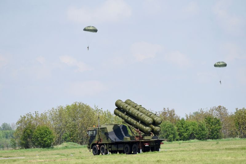 &copy; Reuters. صواريخ سطح-جو صينية الصنع متوسطة المدى معروضة ضمن عتاد عسكري في عرض عسكري في قاعدة باتانيتسا الجوية بالقرب من بلجراد عاصمة صربيا يوم السبت. 