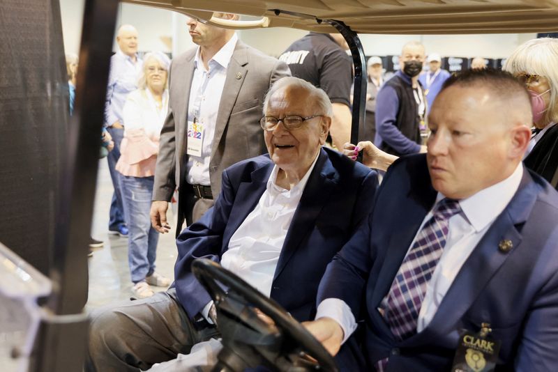 © Reuters. Berkshire Hathaway CEO Warren Buffett rides on a golf cart through the exhibition hall as investors and guests arrive for the first in-person annual meeting since 2019 of Berkshire Hathaway Inc in Omaha, Nebraska, U.S. April 29, 2022.  REUTERS/Scott Morgan