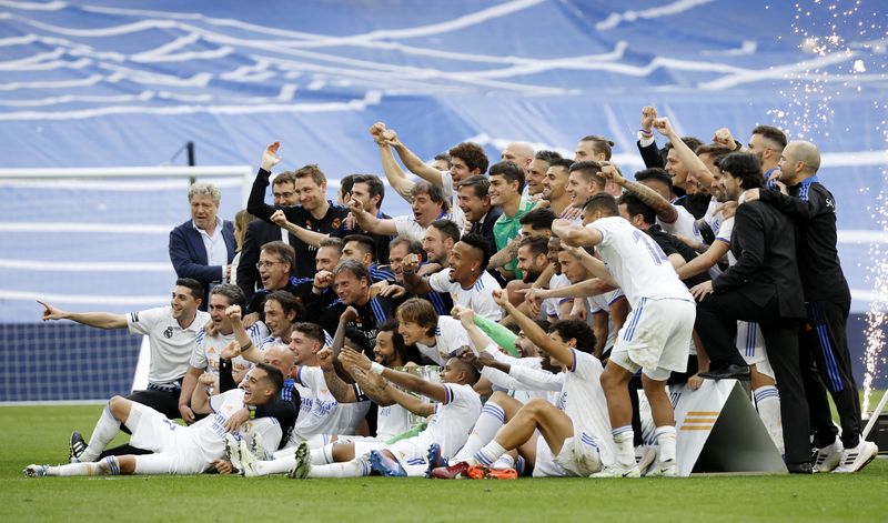 &copy; Reuters. Los miembors de la plantilla del Real Madrid celebran tras derrotar al Espanyol y conseguir el título 35 de LaLiga, en el Estadio Santiago Bernabéu, Madrid, España - Abril 30, 2022. REUTERS/Juan Medina