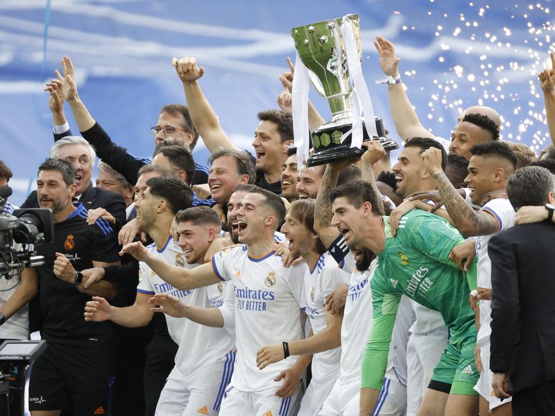 &copy; Reuters. Jogadores do Real Madrid levantam troféu de campeão espanhol após vitória sobre o Espanyol
30/04/2022 REUTERS/Juan Medina
