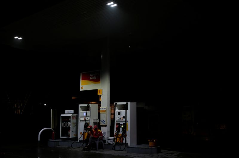 &copy; Reuters. Employees sit next to fuel pumps as they close the petrol station after running out of petrol, in Islamabad, Pakistan July 26, 2017.  REUTERS/Caren Firouz/Files