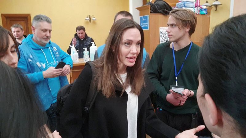 &copy; Reuters. الممثلة الأمريكية أنجلينا جولي تتحدث مع متطوعين خلال زيارتها إلى مدينة لفيف في أوكرانيا يوم السبت. صورة لرويترز تم التقاطها من مقطع فيديو م