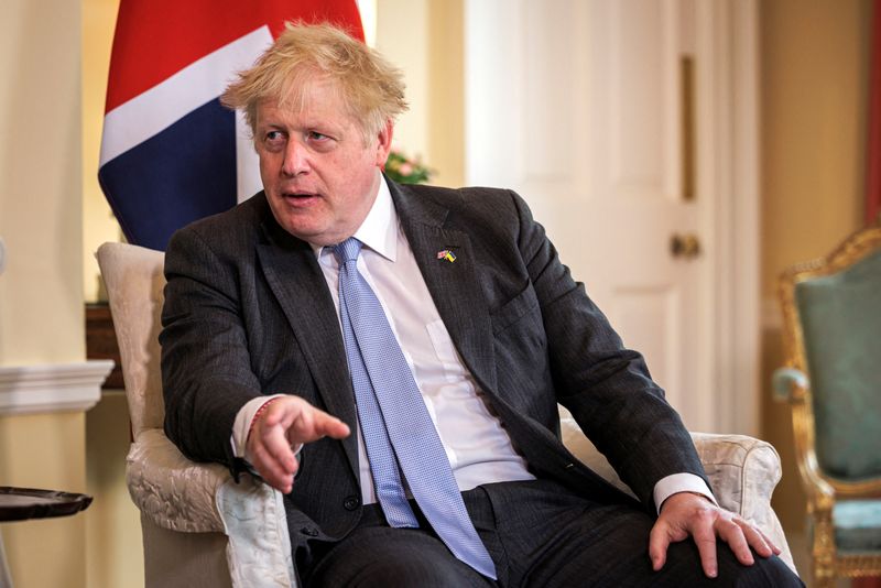 &copy; Reuters. رئيس الوزراء البريطاني بوريس جونسون خلال اجتماع في داوننج ستريت بلندن يوم 28 أبريل نيسان 2022. صورة لرويترز من ممثل لوكالات الأنباء.