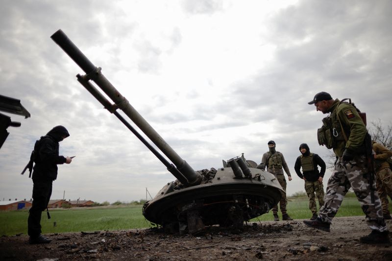 &copy; Reuters. IMAGEN REFERENCIAL. Soldados ucranianos inspeccionan una parte de un vehículo blindado de transporte de personal ruso destruido, en medio de la invasión rusa de Ucrania, en la región de Zaporizhzhia, Ucrania. Abril 30, 2022. REUTERS/Ueslei Marcelino